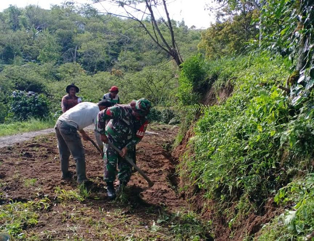 Peduli Lingkungan Babinsa Posramil Kute Panang  Melaksanakan gotong Royong