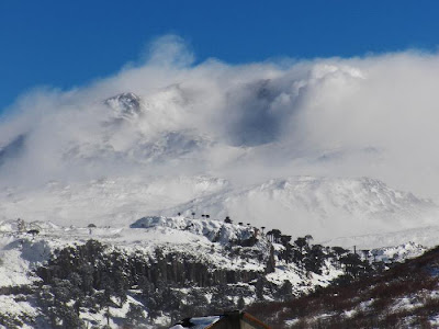 Volcán Copahue Chile bajaría alerta, Neuquén lo mantiene