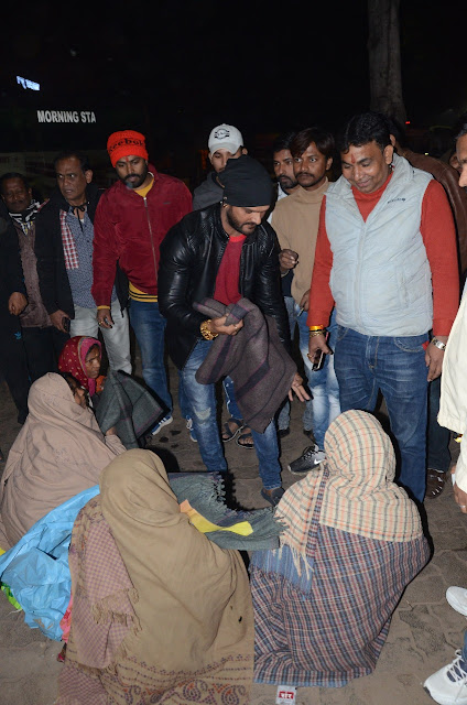 Khesari Lal Yadav distributed blankets among poor -  Photo 4