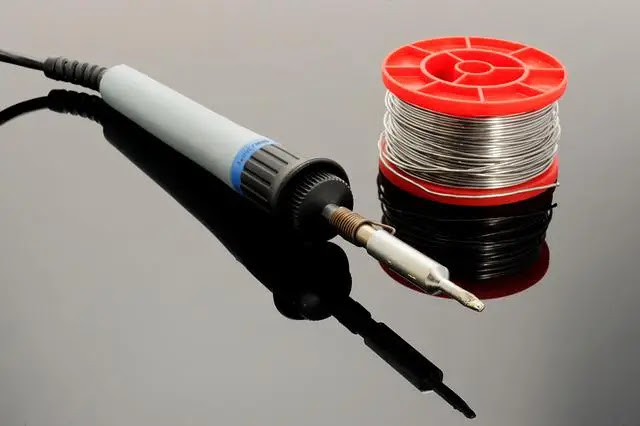 gambar solder terbuat dari timah