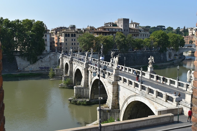 foto da ponte vista de dentro do castelo