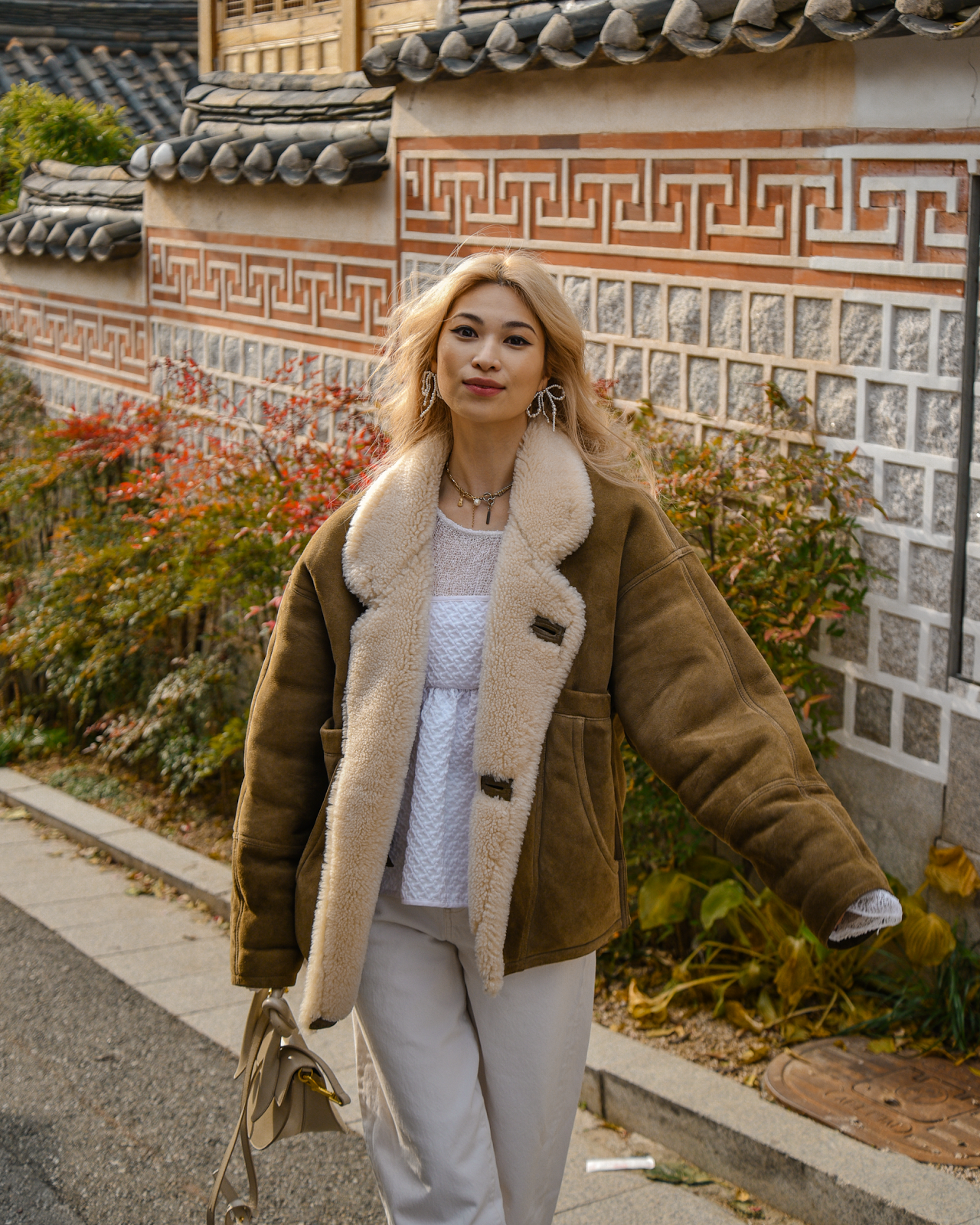 Shearling winter coat, neutral shearling coat outfits, beige monochrome winter outfits - FOREVERVANNY.com