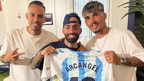 Arcangel posa con la camiseta del Málaga CF