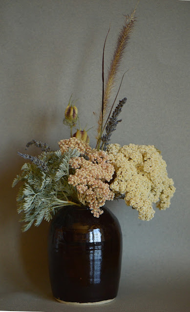 monday vase meme, artemesia, ozothamnus, nigella, ceramics, amy myers, small sunny garden, desert garden