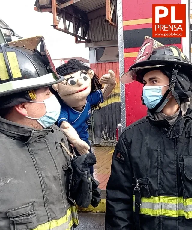 Jardín Infantil Capullito de Osorno rindió un novedoso homenaje a bomberos