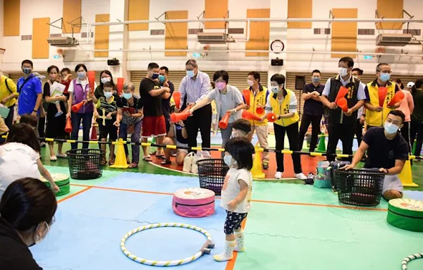 ▲彰化縣囝仔運動會暨親職教育系列活動今天在田中龍江館歡樂登場，許多家長帶著小朋友參加，活動筋骨。（圖／記者林明佑翻攝）