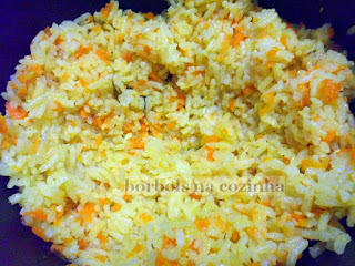 Arroz com curry sálvia e cenoura