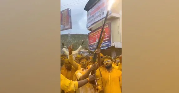 ക്ഷേത്രമേളയ്ക്കിടെ ആകാശത്തേക്ക് തോക്ക് ചൂണ്ടി വെടിയുതിർത്തതിനെ തുടർന്ന് സന്തോഷ് ജാർക്കിഹോളിക്കെതിരെ കേസ് 