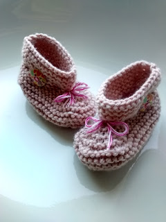petits chaussons bébé roses finis