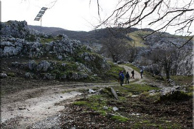 Camino entre por las cabañas de Arbelar