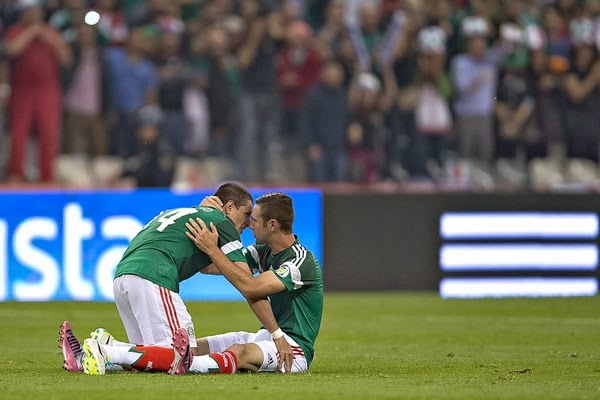 Javier Chicharito Hernández llorando como niña al final del partido ante Panamá, en las eliminatorias mundialistas de la Concacaf 2013, rumbo a Brasil 2014 | Ximinia