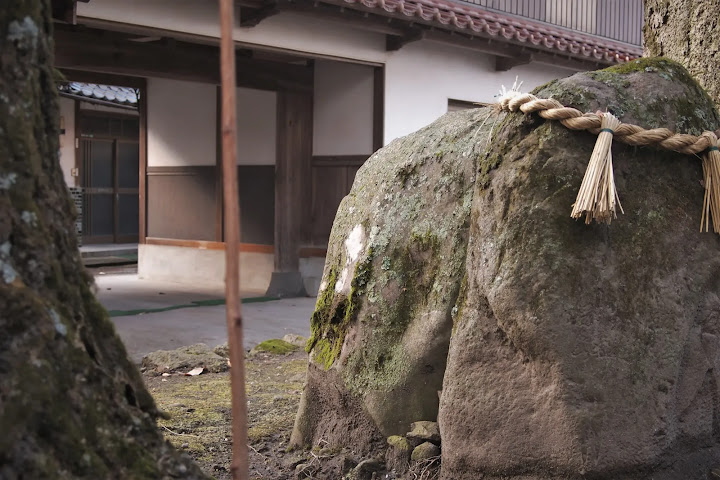 鳥取県西部のサイノカミ、日下神社の自然石