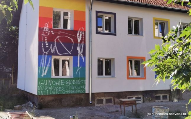„A mi gyerekeink nem melegek” – Megrongálták egy erdélyi óvoda szivárványos falát