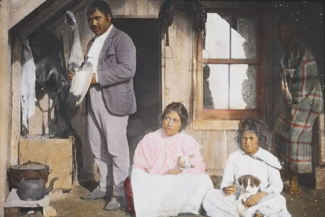 Một gia đình Maori trong ngôi nhà của họ ở New Zealand. Ảnh chụp năm 1895. 