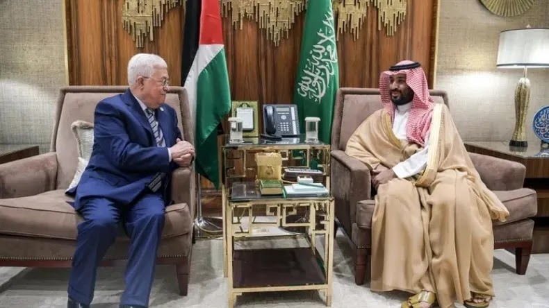 Príncipe herdeiro saudita, Mohammed bin Salman (R), se reúne com líder da Autoridade Palestina, Mahmoud Abbas, na capital saudita, Riad | Thaer GHANAIM/PPO/AFP