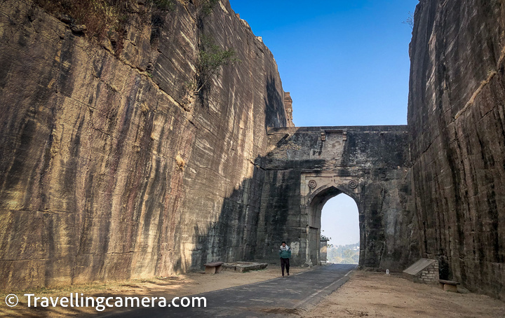 Kali Ghati Gateway is a historical landmark located in the town of Chanderi in Madhya Pradesh. The gateway is one of the most significant landmarks in the town and is a testament to Chanderi's rich cultural heritage.