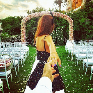 novia jalando al novio a su boda