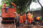 Pasca Banjir Petugas PPSU Kelurahan Cengkareng Barat Bergerak Bersihkan Sampah