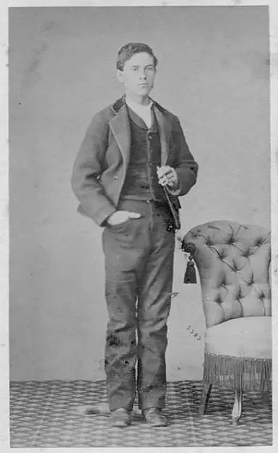 Fotografía de un hombre a principios del siglo XX. Estudio fotográfico: F.Mon.