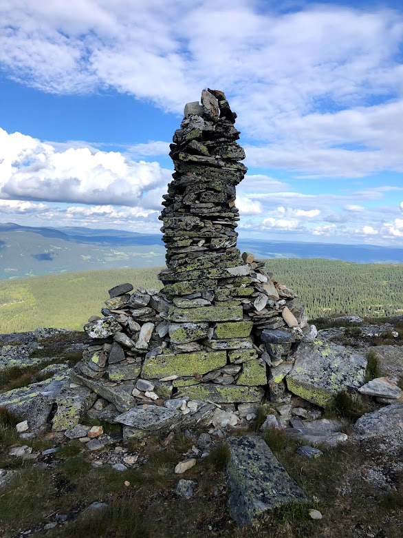 Gå 2-300 m videre etter varden