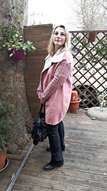 http://it.shein.com/Pink-Cable-Knit-Sleeve-Faux-Shearling-Coat-p-316440-cat-1735.html?utm_source=paroleopereomissioni.blogspot.it&utm_medium=blogger&url_from=paroleopereomissioni