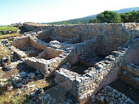 Habitatges i llocs per estabular els animals adossats a la muralla antiga, data de l'època medieval