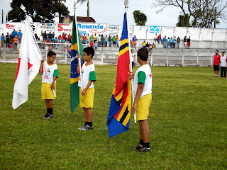 Meninos com as Bandeiras de: Minas, Brasil e Nova Resende