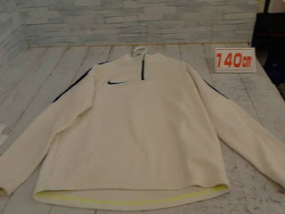 中古品　子供服　１４０ｃｍ　NIKE　ホワイト　プルオーバー　３３０円