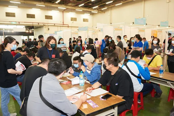 ▲為求職者解答各種詢問。（資料照／中彰投分署提供）
