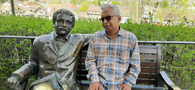 EINSTEIN HOUSE BERN - STATUE OF EINSTEIN AND ME !