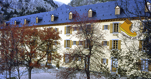 EDIFICIO DE BALNEARIO PANTICOSA EN OTOÑO 1998