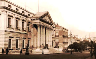 Fachada del edificio del Congreso desde un lado de la calle y algunos peatones paseando.