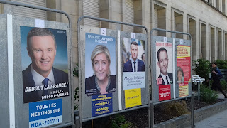 Emmanuel Macron oder Marine Le Pen Polster Wahlkampagne