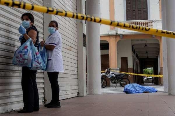 Nas últimas semanas, imagens chocantes também são vistas na cidade equatoriana de Guayaquil. Dali, circulam diversos vídeos e testemunhos sobre pessoas morrendo nas ruas e corpos esperando dias para serem coletados em casa.