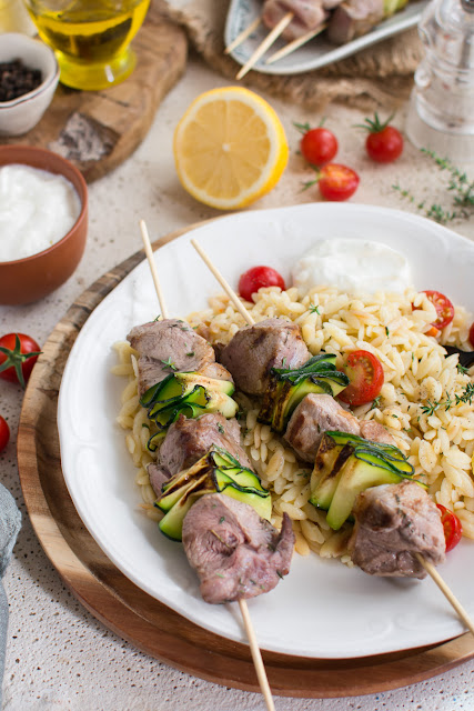 Brochettes d'agneau et courgettes grillées, salade d'orzo