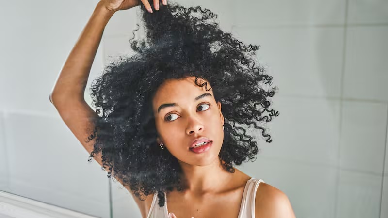 Những thay đổi trên mái tóc của bạn có thể không chỉ đơn giản là do tuổi tác hay cách bạn tạo kiểu tóc (Nguồn: istock.com)