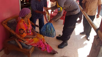 Sat Binmas Polres Madina Salurkan Bantuan Sembako Kepada Lansia Kurang Mampu