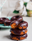 https://lachocolaterapia.blogspot.com/2022/11/donuts-de-calabaza-y-chocolate.html