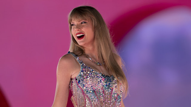**The Team Behind Taylor Swift: Full-Time and Part-Time Staff**