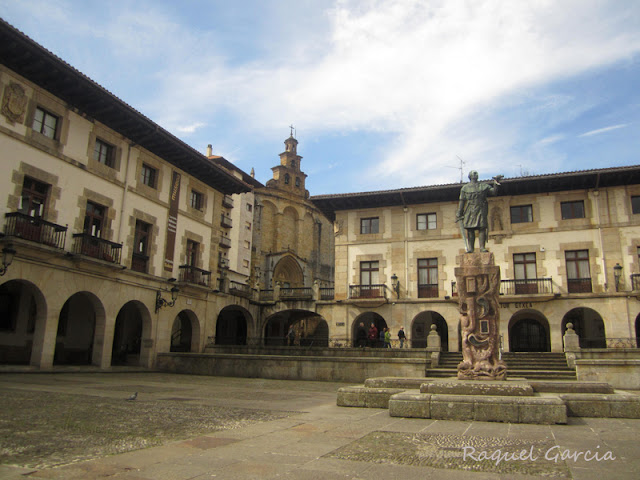 Plaza de los Fueros, presidida por la estatua de Don Tello, fundador de Gernika