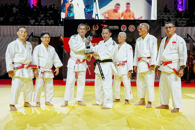 Kado Sabuk Hitam Judo Buat Kapolri di HUT Bhayangkara ke-77