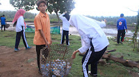 Kemah mangrove - bersih pantai dari sampah plastik