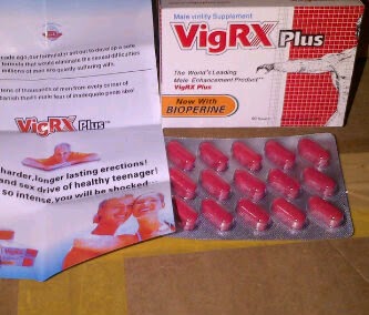       Obat Pembesar Penis VigRX Plus™ Harga : IDR. 500.000      VigRX Plus, obat pembesar penis untuk pria semua umur (mulai 17 tahun ke atas).     Cara memperbesar penis tanpa resiko karena 100% dihasilkan dari ekstrak bahan-bahan alami (obat herbal).     Hasil pembesaran bervariasi, rata-rata perubahan berkisar 5 - 15% dari ukuran semula (dalam 6 bulan pemakaian).     Hasil penis besar yang didapat pasti permanen selamanya!     Kombinasi ramuan obat juga memiliki khasiat / manfaat sebagai obat kuat, memicu ereksi penis, menjaga kestabilannya, dan memastikan pria mampu berhubungan sex tahan lama.     Merangsang gairah & gairah seks menggebu agar meraih kepuasan bercinta yang lebih tinggi.     Paket penjualan berupa boks berisi 60 butir pill VigRX Plus, siap digunakan sebagai obat kuat maupun pembesar penis hingga 1 bulan ke depan.  VigRX Plus™, Cara Memperbesar Penis Menilik demikian besarnya kebutuhan pasar akan obat pembesar penis mujarab yang memiliki tingkat keberhasilan tinggi, sejumlah produsen pun berlomba menghadirkan produk andalan mereka. Ada produk berupa pil, kapsul ataupun minyak pembesar. Salah satu syarat wajib sebuah produk dapat menjadi obat pembesar penis yang layak dibeli dan dicoba, boleh dikata tidaklah terlalu sulit. Produk itu harus mampu menjadi cara memperbesar penis aman, tanpa resiko efek samping merugikan dan tentunya memberikan perubahan hasil permanen. Pada umumnya obat-obatan pada kategori ini telah dapat memenuhi syarat tersebut. Namun bagaimana jika ada produk yang selain dapat memenuhi semua syarat wajib di atas, juga memiliki tambahan fungsi (multifungsi) sebagai suplemen vitalitas pria atau obat kuat? Produk multifungsi tersebut adalah Obat Pembesar Penis VigRX Plus. Selain telah terbukti handal dalam membesarkan penis, tak kalah pentingnya, VigRX Plus mampu secara dramatis meningkatkan kinerja tubuh serta daya tahan sex pria dewasa. Obat Pembesar Penis untuk Semua Umur Tatkala beranjak dewasa, seorang anak manusia cenderung mulai memperhatikan perkembangan fisiknya. Jika para gadis mulai berpikir untuk membesarkan payudara atau pantat mereka, maka kaum jejaka pun tak mau kalah dari lawan jenisnya itu. Para pria muda biasanya berusaha membentuk lengan, dada atau perut, bahkan hingga memperbesar ukuran penis mereka. Upaya membutuhkan cara, dan salah satu cara terbaik yang bisa ditemukan saat ini adalah dengan mengkonsumsi obat pembesar penis VigRX Plus. Produk pembesar ini diklaim sangat aman digunakan oleh pria mulai dari usia 17 tahun hingga 60 tahun. Karena berdasarkan survey global rata-rata usia harapan hidup manusia di dunia saat ini berkisar hingga 60 tahunan, maka pernyataan VigRX Plus adalah obat pembesar penis untuk semua umur bukanlah isapan jempol belaka! Bahan Alami VigRX Plus™ Produk obat herbal berstandar internasional ini terbentuk seluruhnya dari bahan-bahan alami. Penelitian intensif selama puluhan tahun telah berupaya menyeleksi demikian banyak bahan alami yang diproyeksikan akan digunakan dalam racikan obat.  Dari sekian banyak item diseleksi, hanya tersisa beberapa bahan terpilih. Pilihan ini terutama didasarkan pada tingkat resikonya. Dimana hanya bahan dengan efek samping paling minim —atau bahkan 0% (tanpa resiko sama sekali)— yang dipilih. Dalam perkembangannya, obat herbal inipun kian disempurnakan dengan penambahan bahan bioperine (piperine). Penambahan bioperine membuat khasiat produk, baik sebagai pembesar penis maupun obat kuat, meningkat hingga dua kali lipat dari versi sebelumnya. Pembagian Khasiat Bahan Khasiat masing-masing bahan dibagi dalam dua kategori besar, apakah hanya berkhasiat sebagai obat pembesar penis atau hanya obat kuat, atau malah memiliki dua khasiat sekaligus. Untuk lebih jelasnya coba lihat tabel berikut. Tabel Pembagian Khasiat Kandungan Bahan VigRX Plus