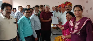 Media Kesari  Jaipur (Rajasthan  साल्ट, टूरिज्म एंड हिस्टरीकल सिटी "सांभर" से वरिष्ठ पत्रकार एवं प्रमुख कांग्रेस नेता कैलाश शर्मा ने फुलेरा विधानसभा चुनाव लड़ने के क्रम में कांग्रेस टिकट के लिए जयपुर से आए आब्जर्वर ओंकार मल लांबा व प्रदेश कांग्रेस के प्रभारी सचिव पी. प्रजापति के समक्ष अपना बायोडाटा प्रस्तुत किया है। उल्लेखनीय है इसके पूर्व 1980 के विधानसभा चुनाव में सांभर के ही पंडित दीनदयाल शर्मा, एडवोकेट ने फुलेरा से कांग्रेस टिकट के लिए प्रयास किया था। तब वह टिकट जनता पार्टी से कांग्रेस मे आए डा. हरिसिंह को मिल गया था।