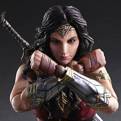 Wonder Woman Play Arts Kai di Square Enix