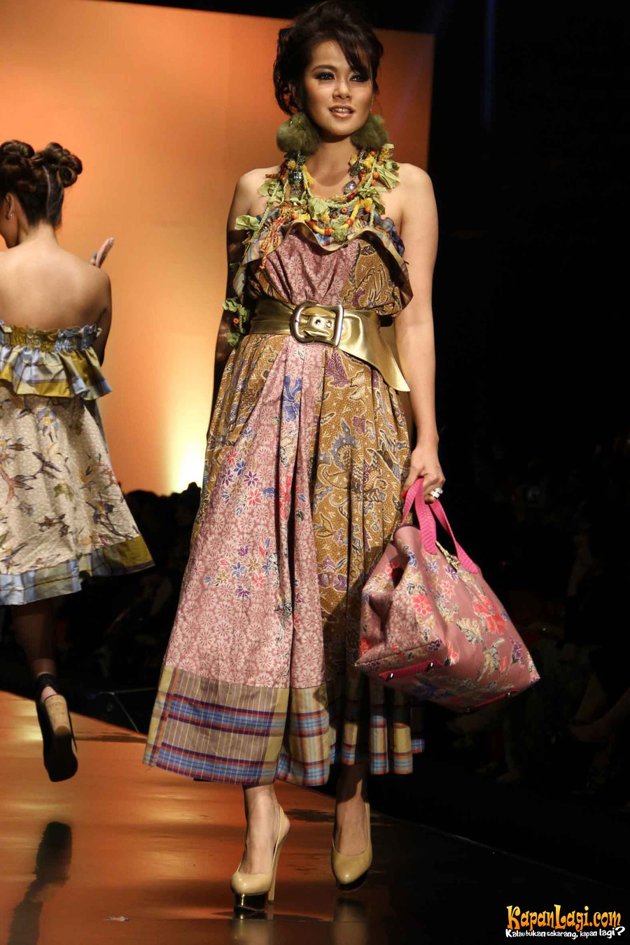 Galeri Foto Batik  Batik Fashion  Show By Anne Avantie
