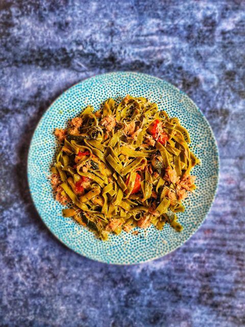 Tagliatelle z cukinią, pomidorem i tuńczykiem.