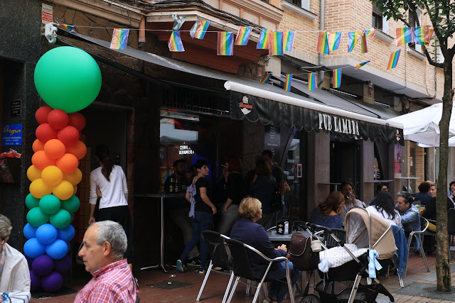 La zona de bares de la calle Zaballa celebra el Día del Orgullo Gay