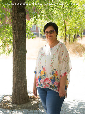 Blusa-poncho de flores