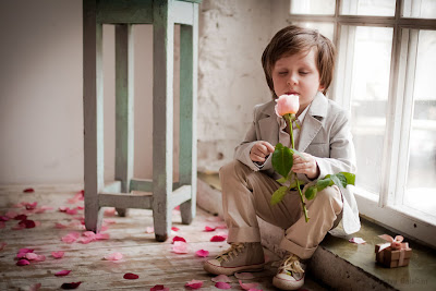 Niño con su rosa - Little boy and his rose